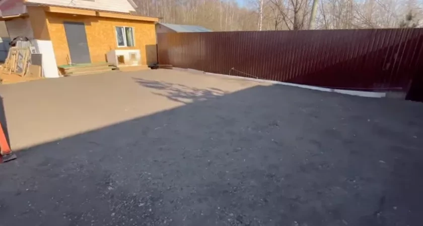 Залил площадку перед воротами в 2 раза дешевле асфальта: показываю 2 рабочих способа