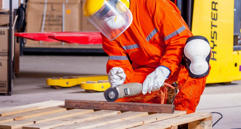 Делать это с болгаркой - строго запрещено: привычка, из-за которой УШМ превращается в "бомбу"