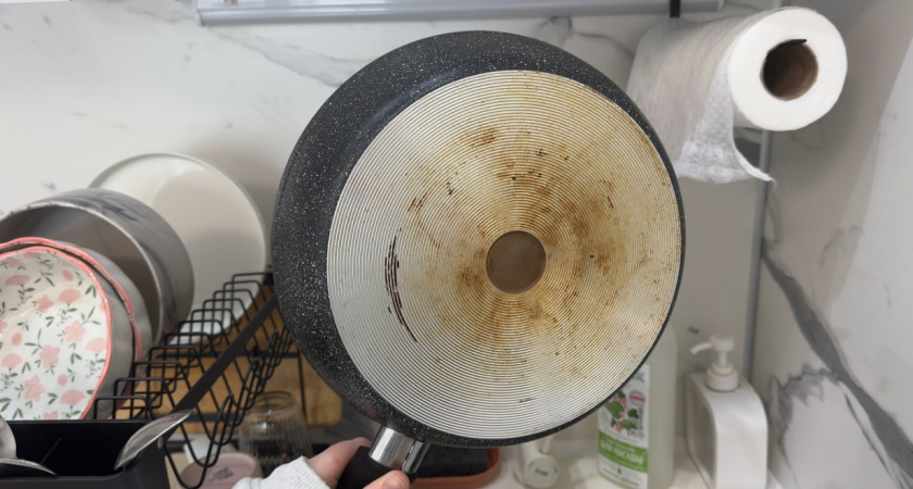 Как очистить самую старую сковороду от нагара - даже тереть не надо: никакого волшебства, только наука