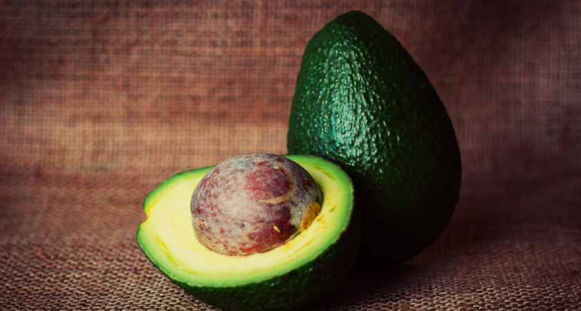 Никогда не выбрасывайте кожуру авокадо - она на вес золота. 2 неочевидных применения - полезно знать всем дачникам