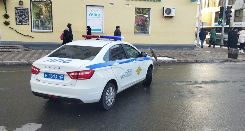 Стук в стекло на парковке: обязан ли водитель показывать права, если машина не движется?