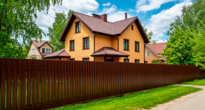 Почему в США нет заборов, а в домах ставят входные стеклянные двери. У нас же строят крепости