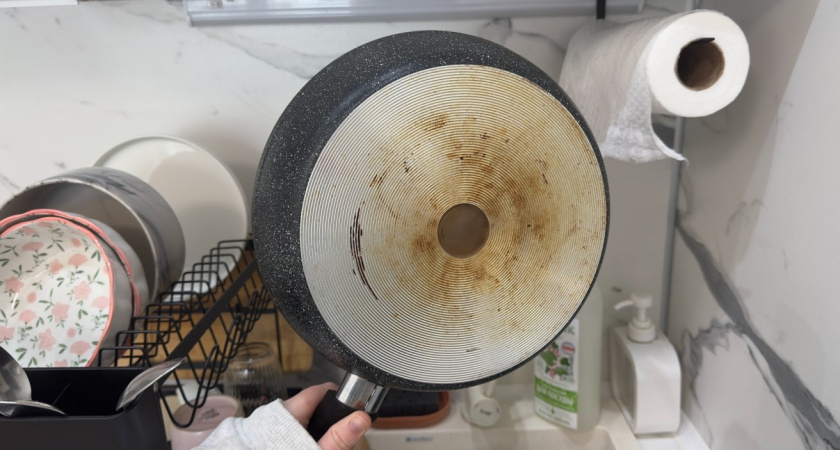 Кладу фольгу в раковину - и нагара на сковороде как не бывало: даже тереть не надо