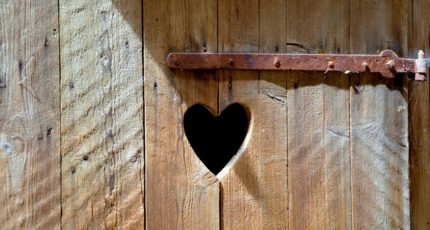 Умные дачники сверлят дырку в унитазе - и всю зиму живут спокойно: классный лайфхак 