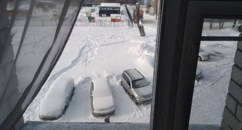 Приложила лист бумаги и нашла проблему - вот почему дует от балконной двери: исправила за 10 минут