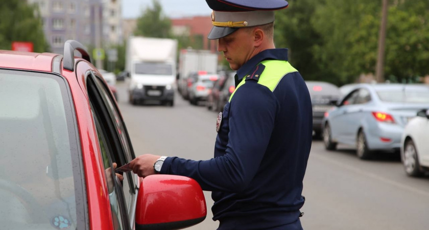 Снимайте пароль с телефона и давайте сюда: законно ли требование инспектора ДПС и как грамотно отказать без конфликта