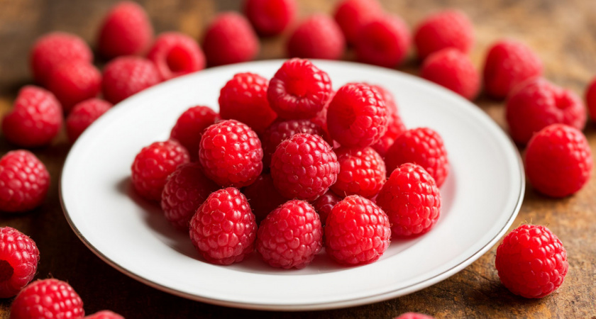 Как правильно подкормить малину, чтобы увеличить размер ягод и улучшить урожай уже в этом сезоне