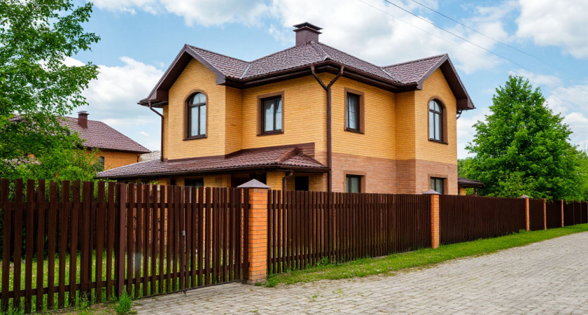 Почему в США нет заборов, а в домах ставят входные стеклянные двери. У нас же строят крепости