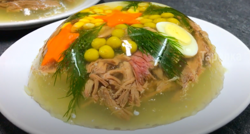 Такой холодец ни вы, ни гости точно не пробовали: необычная подача и оригинальный вкус - идеально на Новый год Красной Лошади