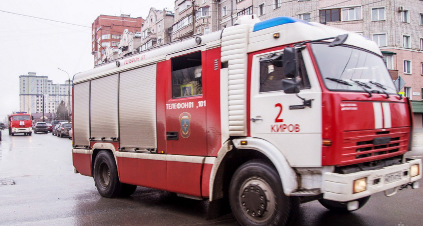 15 спасателей тушили пожар в квартире в переулке Родыгина в Кирово-Чепецке