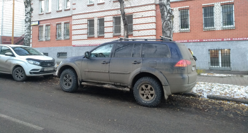 Протер номер тряпкой — штраф 5000₽. Юрист объясняет, почему это ловушка ГИБДД и как ее избежать