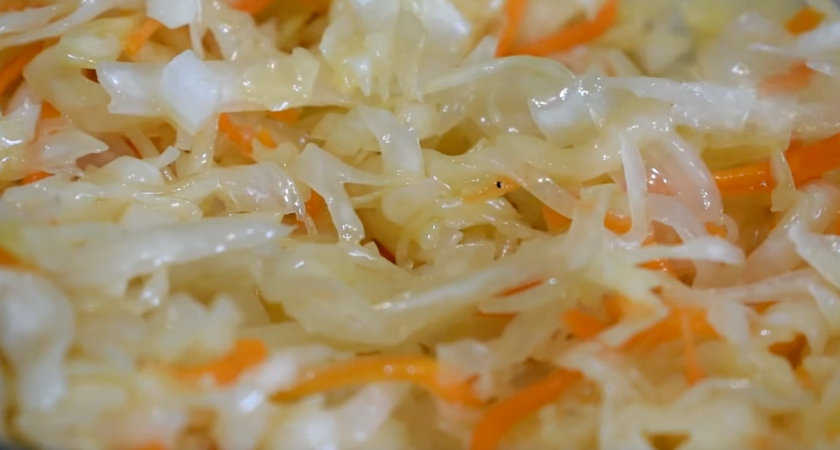 Чтобы капуста хрустела, а не скользила: 3 ошибки новичков, из-за которых она становится «сопливой»