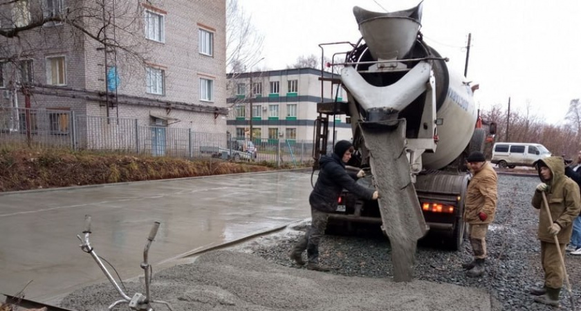 В Кирово-Чепецке строят новую парковку для центральной районной больницы