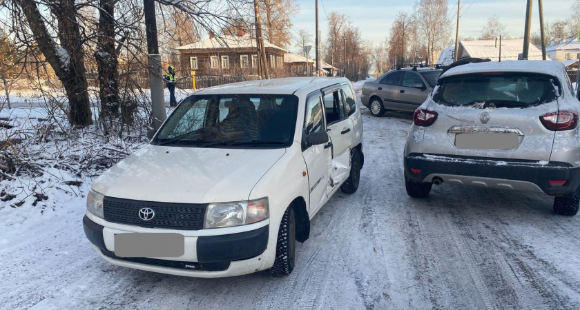 Массовая авария с четырьмя машинами произошла в Белой Холунице