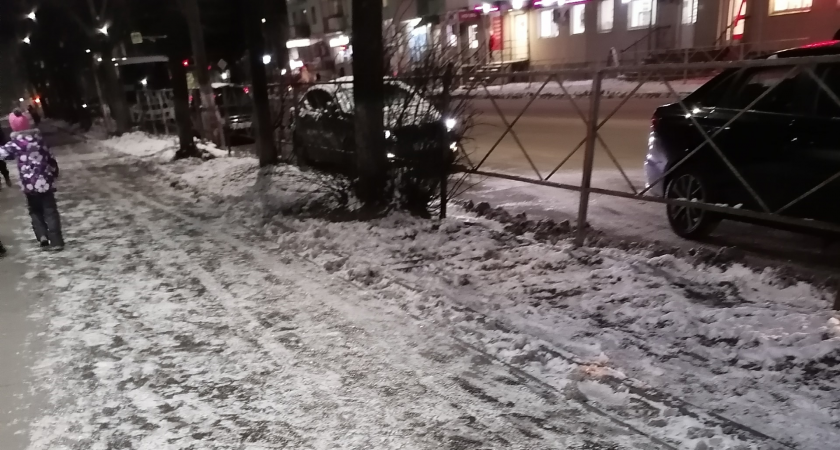 "Кирово-Чепецк превратился в каток": горожане жалуются на гололедицу на тротуарах