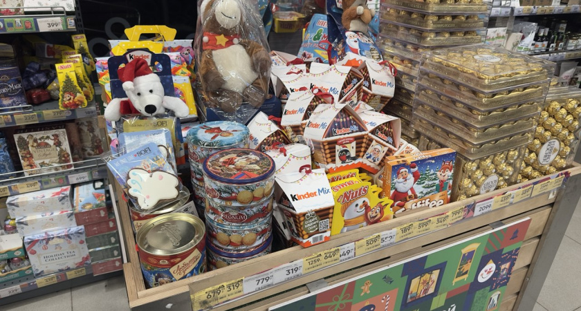 Я проверила полки «Перекрестка» и «Пятёрочки»: какие новогодние подарки и сладости реально стоят внимания
