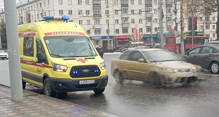 В кировском колледже работница упала со стула и получила множественные переломы