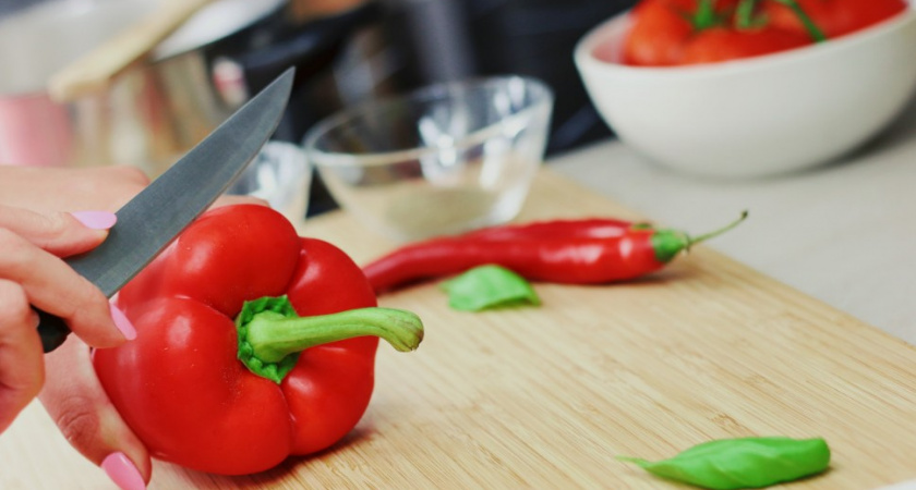 Храню болгарский перец правильно - и бед не знаю. Даже в холодильнике месяц лежит упругий и сочный