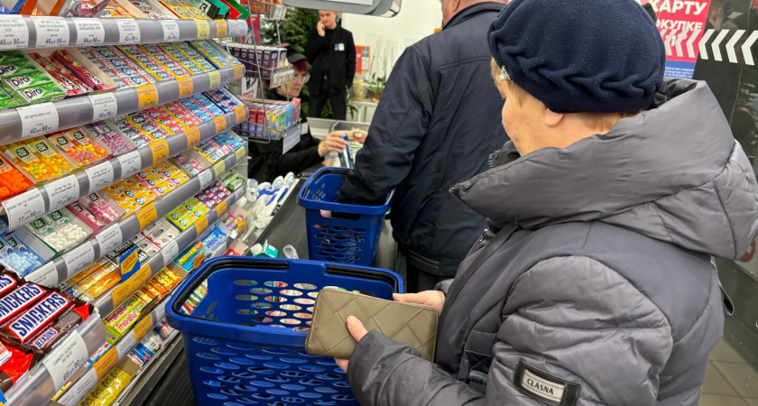 Почему кассиры всегда смотрят вам в глаза перед пробитием чека. Не только, чтобы определить ваш возраст