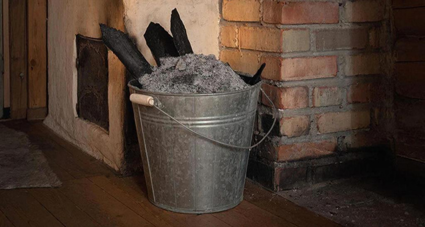 Не выбрасывайте золу из печки в сугроб: делаю «сухой концентрат» в ведрах — весной он будет на вес золота