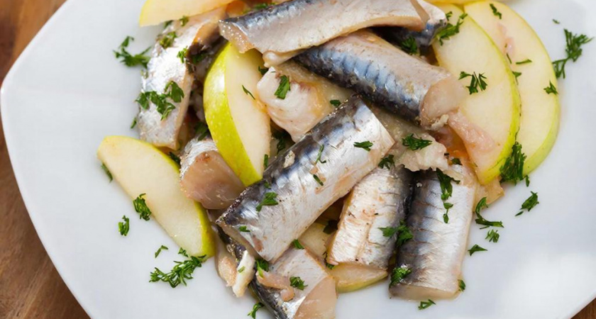 Волшебный салат из селедки и яблока - идеальная закуска: все гости в полнейшем восторге - его осилит даже новичок  