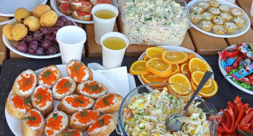 Нежнейший салат с красной рыбкой - его оценит самый привередливый гость. За уши от него не оттащишь