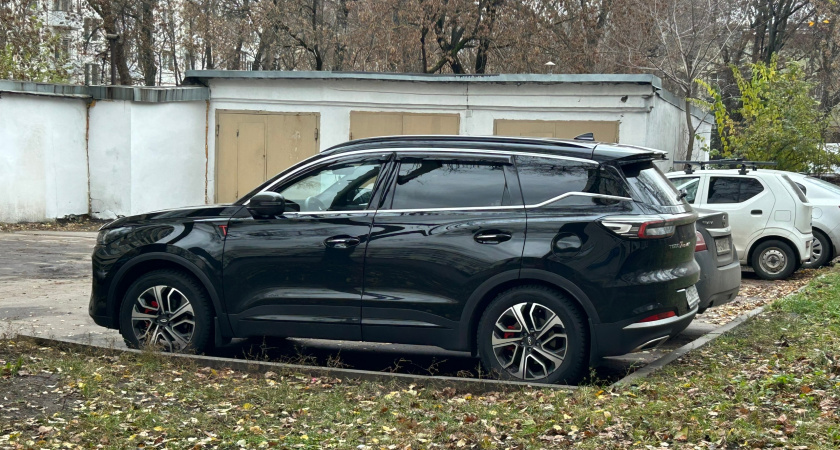 Ваш автомобиль заблокировали во дворе: автоюрист объясняет, как быстро решить ситуацию без конфликтов