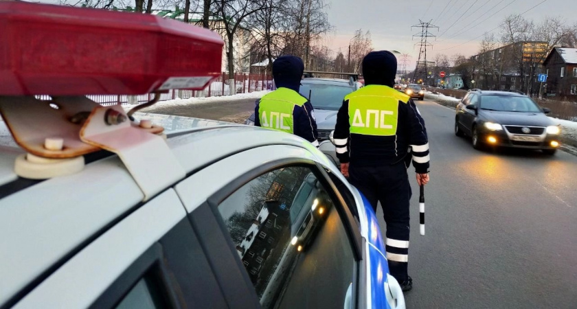 Инспектор ГАИ тормозит под знаком «Остановка запрещена»: что на самом деле обязан сделать водитель?