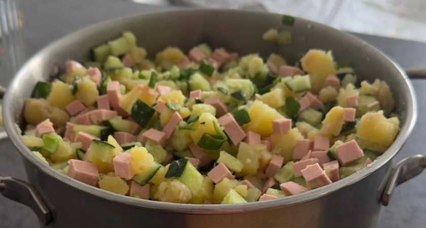 Оливье без майонеза: 6 неожиданных и очень вкусных замен, которые работают лучше привычного и жирного соуса