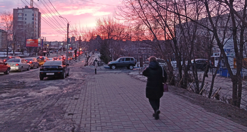 Улыбается вам в глаза, но не радуется: 6 сигналов скрытой зависти - проверьте своих друзей