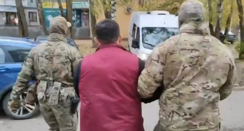 В Омутнинске уголовник увеличил себе срок показом странных татуировок в колонии