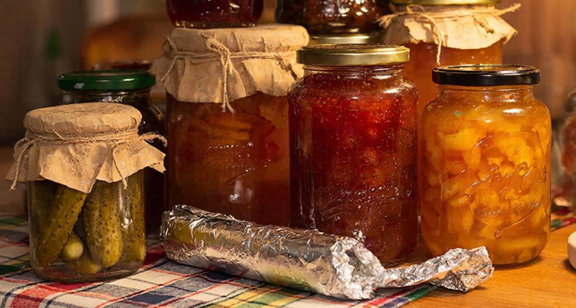 Маленький секрет с фольгой, который продлевает жизнь варенью и соленьям. Теперь все соседи спрашивают