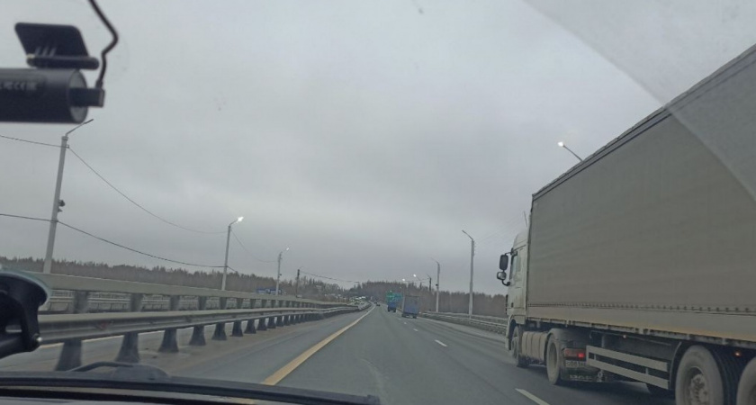 Зачем дальнобойщики ставят таблички с именами в кабине на самом деле - запомните раз и навсегда