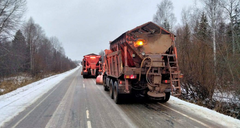 Расчищать дороги Кировской области выпустили 199 единиц спецтехники
