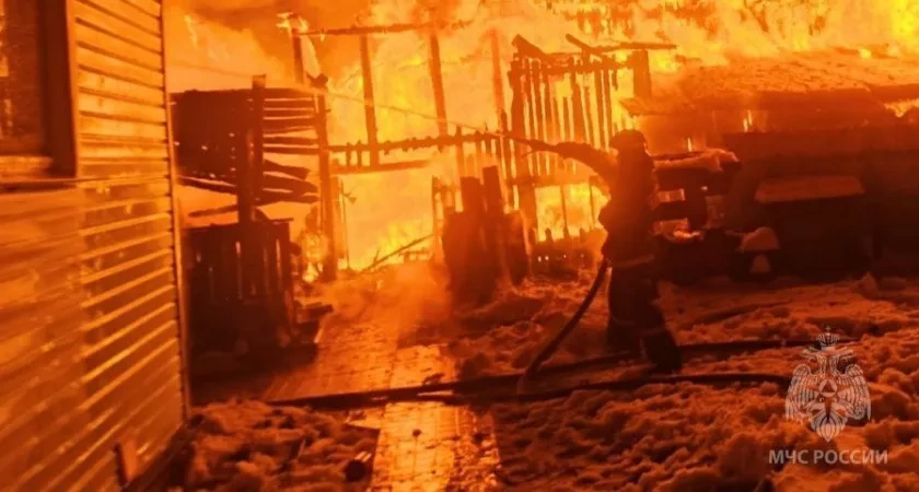 В Подосиновском районе огонь охватил двухквартирный дом