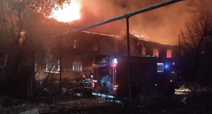 Сотрудники МЧС спасли двух кировчан из горящего дома в Вересниках