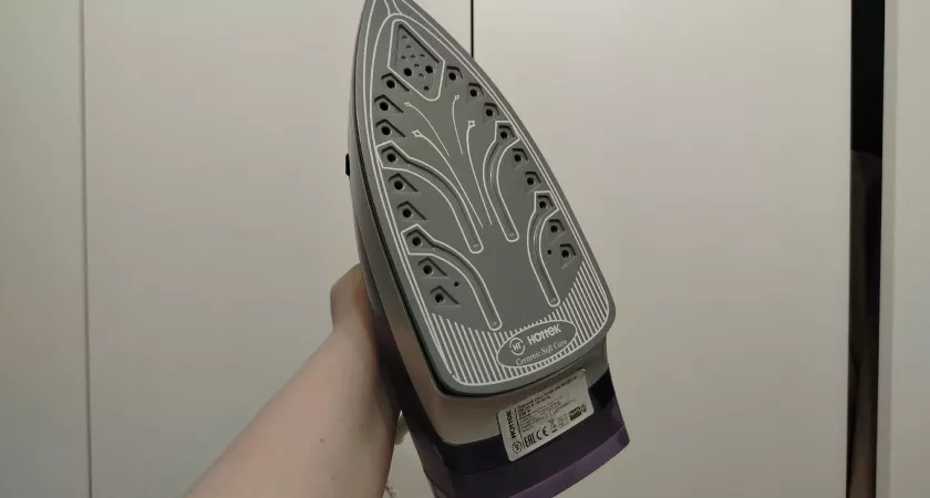 Готовились отмывать утюг уксусом и содой? Не спешите — хозяйки нашли способ быстрее и дешевле: нагар ветром сдует