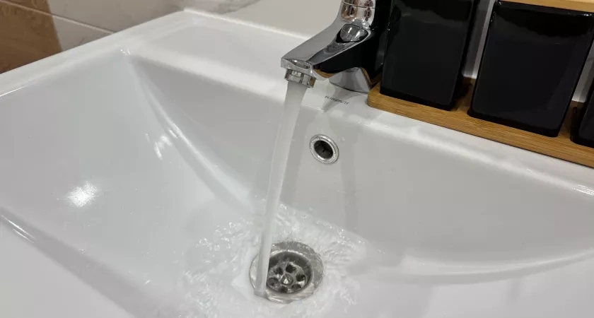 Сантехник раскрыл секрет: 1 ложка в слив — и любой засор исчезает за 5 минут