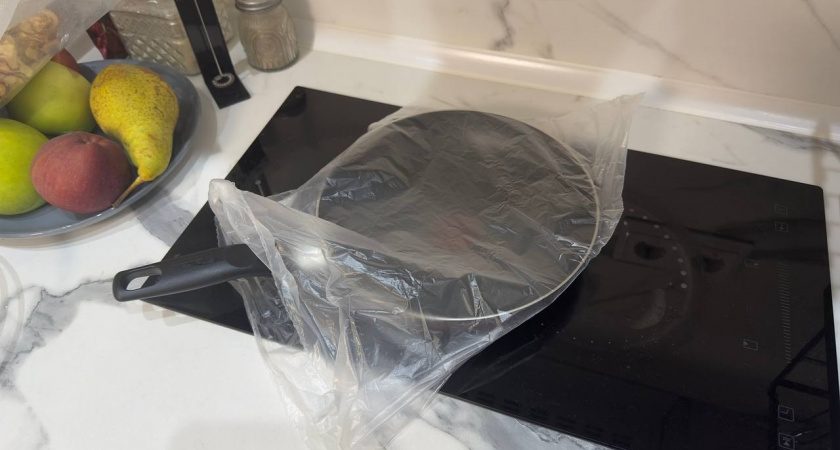  Кладу сковороду в полиэтиленовый пакет, нагар отлетает в миг, больше ничего не прилипает - любуюсь отражением