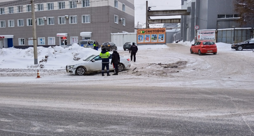 Слетел в кювет на скользкой дороге: нужно ли вызывать ГИБДД - ответ автоюриста