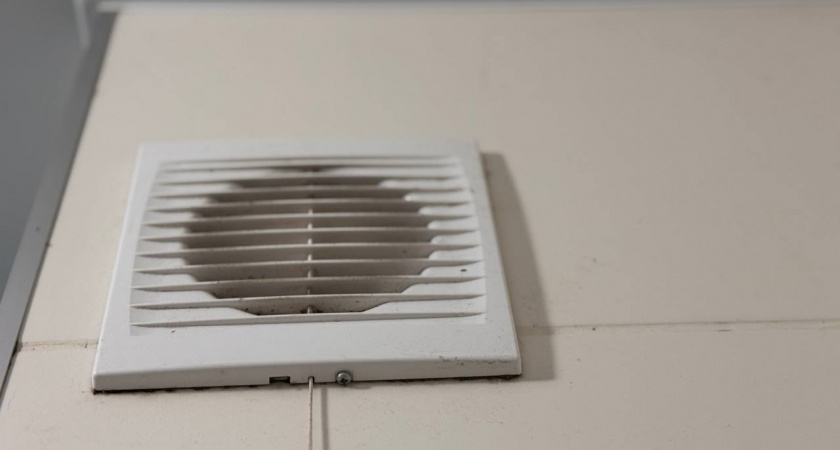Как жильцы многоэтажек борются с неприятными запахами из вентиляции: простой способ, который работает