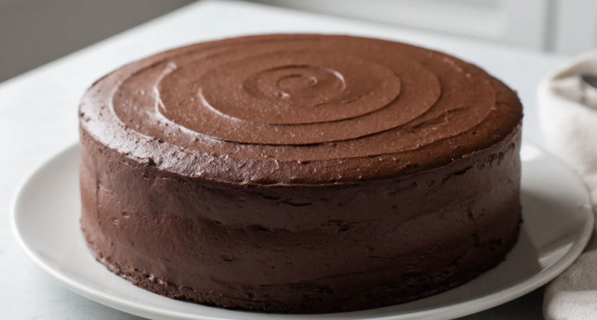 Просто смешиваю печенье с молоком и отправляю в духовку - на выходе получаю великолепный шоколадный торт