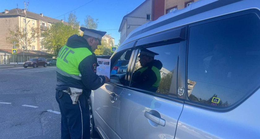 Сотрудник ГИБДД требует выйти из машины — а вы не уверены, что должны: разбираем, где закон, а где давление