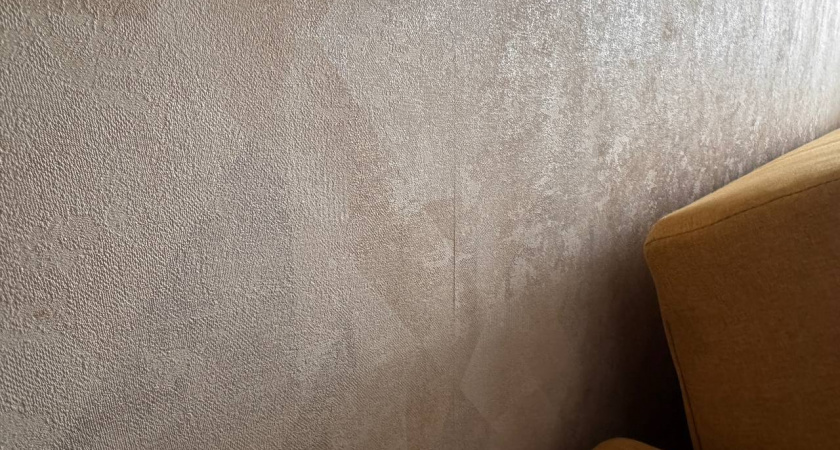 Стык больше не виден: простой приём со шпателем, который работает на любых обоях