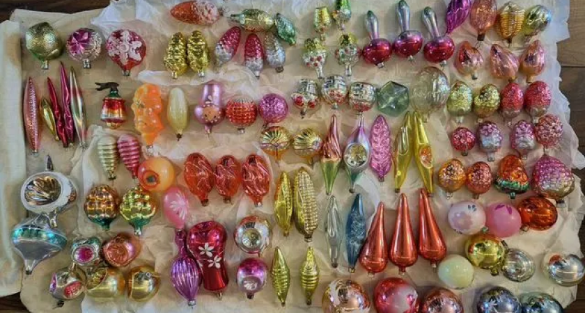 Расписанная вручную женщина и мальчик с лопатой: какие елочные украшения продают чепчане в преддверии Нового года - 2026