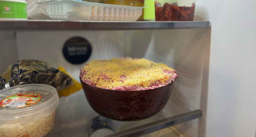 Хозяйки массово переходят на этот рецепт: салат без селедки, но с эффектом «вау» — проверено гостями