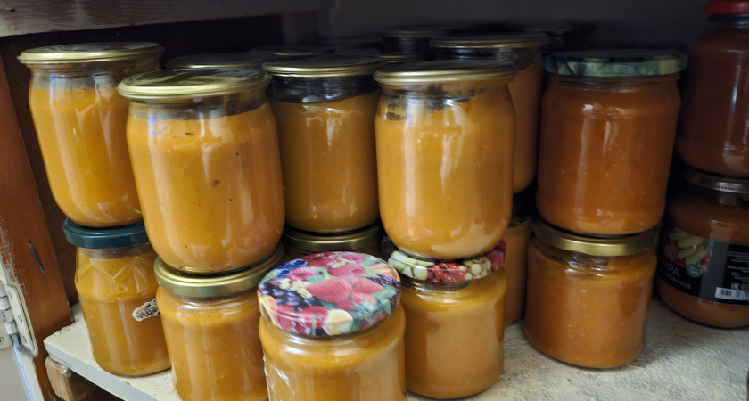 Как легко открыть закатанную банку без открывашки: муж показал способ «новогодний»