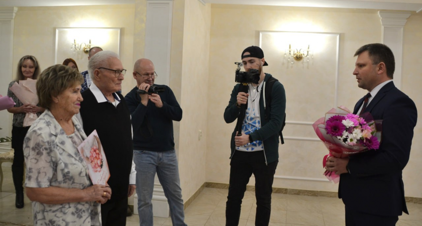 Глава Кирово-Чепецка поздравил горожан с 60-летним со дня свадьбы