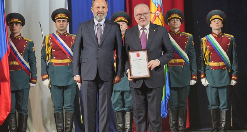 Полпред президента Игорь Комаров вручил награду директору чепецкой гимназии