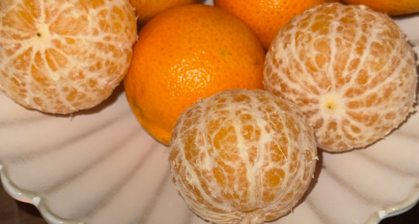 Смотрим на пупок и кожуру: как выбрать сладкие мандарины, не пробуя: советы для похода в магазин